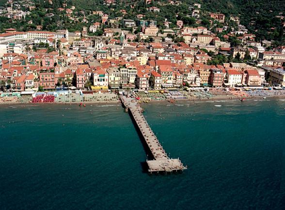 Hotel Ligure アラッシオ エクステリア 写真